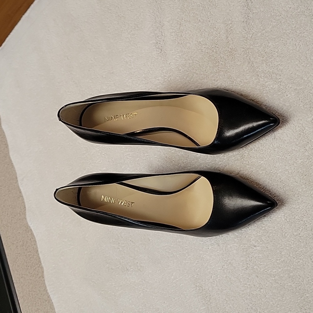 Nine West Black Leather Pumps sz 7.5